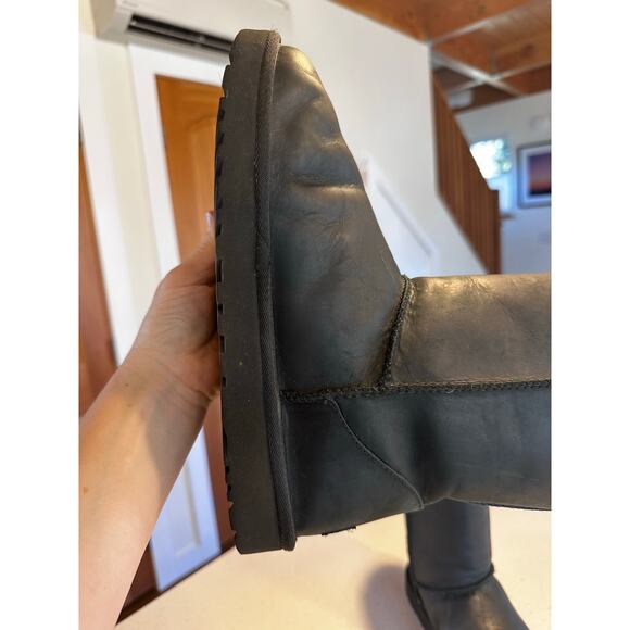 UGG Sheepskin Classic Short Boots Women 8 Black Outdoor Cabin Chic Travel Winter - Picture 9 of 10